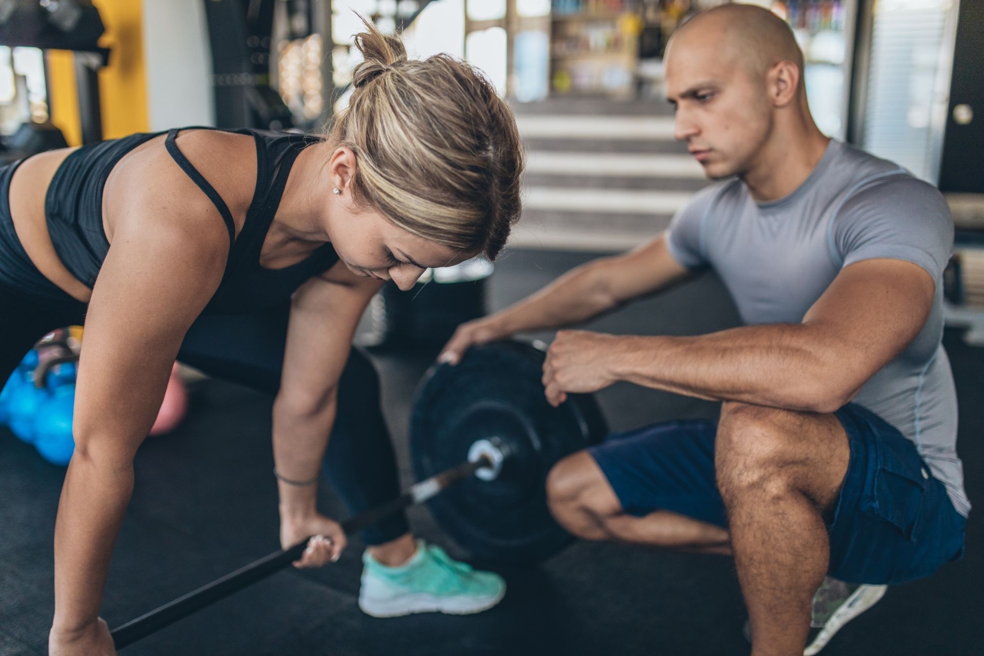 How does the progression of frozen shoulder differ between men and women?