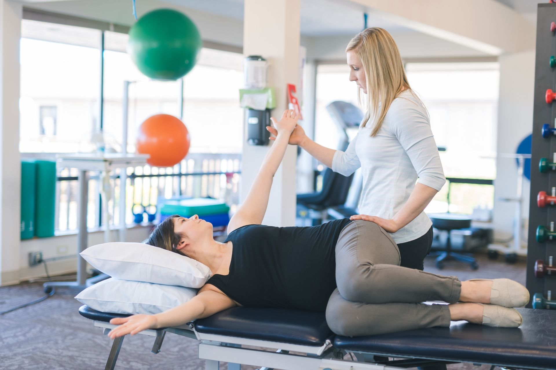 How does a physical therapist determine the appropriate treatment plan based on the findings of a musculoskeletal assessment?