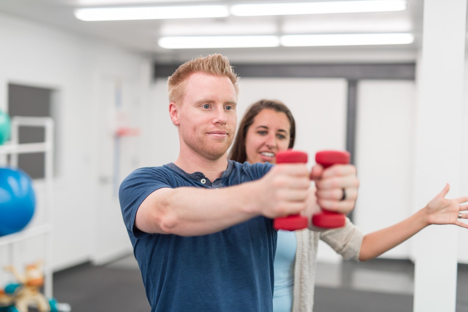 How does range of motion testing differ between assessing the flexibility of the hamstrings versus the quadriceps?